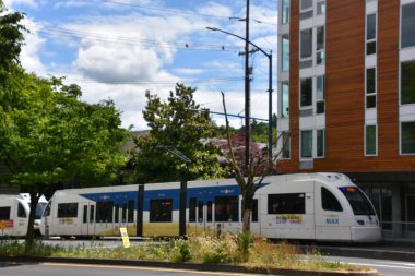 Portland, Oregon - Haz 8: Max Light Rail Tramvaylar Portland, Oregon, 8 Haziran 2019 tarihinde görüldüğü gibi. Sahibi ve Trimet tarafından işletilen, 5 hatları ve 60 mil üzerinde 97 istasyonları oluşur.