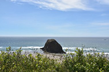 Oregon, Cannon Sahili 'ndeki saman yığını kaya taşı taşı.
