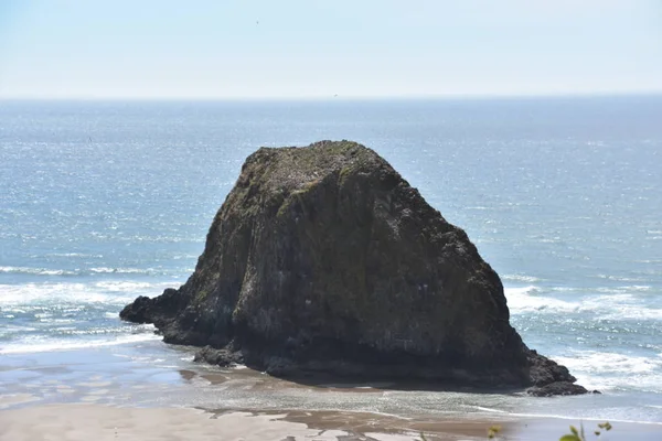 Haystack Rock Monolith Cannon Beach Oregon — Stock Fotó