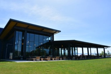 TILLAMOOK, OR - 9 Haziran 2019 'da Tillamook, Oregon' da görülen Tillamook Mandırası. Etkinlikte lezzetli peynir örnekleri, etkileşimli büfeler, fabrika izleme pencereleri ve bir kafe ile kendi kendine rehberlik eden turlar sunuluyor..