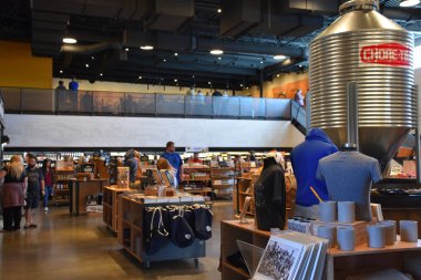 TILLAMOOK, OR - 9 Haziran 2019 'da Tillamook, Oregon' da görülen Tillamook Mandırası. Etkinlikte lezzetli peynir örnekleri, etkileşimli büfeler, fabrika izleme pencereleri ve bir kafe ile kendi kendine rehberlik eden turlar sunuluyor..
