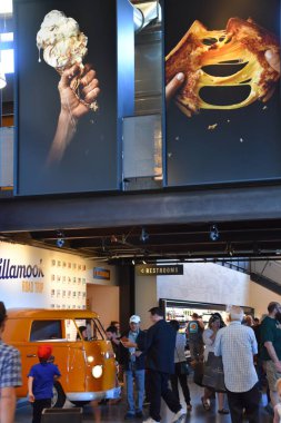 TILLAMOOK, OR - 9 Haziran 2019 'da Tillamook, Oregon' da görülen Tillamook Mandırası. Etkinlikte lezzetli peynir örnekleri, etkileşimli büfeler, fabrika izleme pencereleri ve bir kafe ile kendi kendine rehberlik eden turlar sunuluyor..