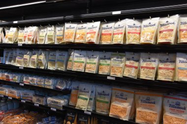 TILLAMOOK, OR - 9 Haziran 2019 'da Tillamook, Oregon' da görülen Tillamook Mandırası. Etkinlikte lezzetli peynir örnekleri, etkileşimli büfeler, fabrika izleme pencereleri ve bir kafeinli turlar sunuluyor..