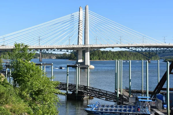 PORTLAND, OREGON - 11 Haziran 2019 'da Portland, Oregon' daki Tilikum Köprüsü 'nde görüldüğü gibi. Willamette Nehri üzerinde kablo destekli bir köprü..