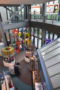 SEATTLE, WA - 12 Temmuz 2019 'da Seattle, Washington' daki Space Needle 'da hediyelik eşya dükkanı. Gözlem kulesi 1962 Dünya Fuarı için Seattle Center 'da inşa edildi ve 2.3 milyondan fazla ziyaretçi çekti..