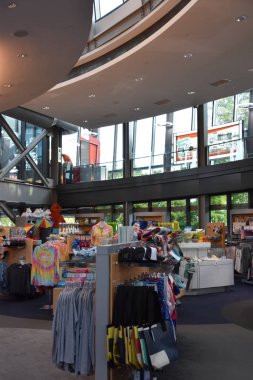 SEATTLE, WA - 12 Temmuz 2019 'da Seattle, Washington' daki Space Needle 'da hediyelik eşya dükkanı. Gözlem kulesi 1962 Dünya Fuarı için Seattle Center 'da inşa edildi ve 2.3 milyondan fazla ziyaretçi çekti..