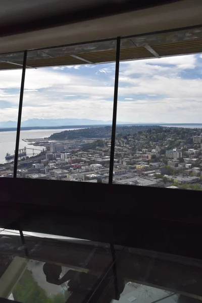 Seattle Lipca 2019 Szklana Podłoga Pokładzie Obserwacyjnym Space Needle Seattle — Zdjęcie stockowe