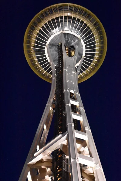 Seattle, Wa Jul 12: Space Needle Seattle, Washington, Temmuz'da 12, 2019. Gözlem kulesi Seattle Merkezi'nde 1962 Dünya Fuarı için inşa edilmiş ve 2.3 milyondan fazla ziyaretçi çekti.