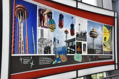 SEATTLE, WA - 12 Temmuz 2019 'da Seattle, Washington' da Space Needle. Gözlem kulesi 1962 Dünya Fuarı için Seattle Center 'a inşa edildi ve 2.3 milyondan fazla ziyaretçi çekti..