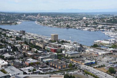 SEATTLE, WA - 12 Temmuz 2019 'da Seattle, Washington' daki Space Needle 'dan hava görüntüsü. Gözlem kulesi 1962 Dünya Fuarı için Seattle Center 'da inşa edildi ve 2.3 milyondan fazla ziyaretçi çekti..