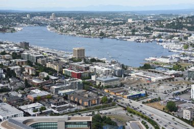 SEATTLE, WA - 12 Temmuz 2019 'da Seattle, Washington' daki Space Needle 'dan hava görüntüsü. Gözlem kulesi 1962 Dünya Fuarı için Seattle Center 'da inşa edildi ve 2.3 milyondan fazla ziyaretçi çekti..
