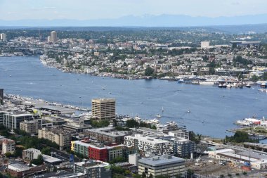 SEATTLE, WA - 12 Temmuz 2019 'da Seattle, Washington' daki Space Needle 'dan hava görüntüsü. Gözlem kulesi 1962 Dünya Fuarı için Seattle Center 'da inşa edildi ve 2.3 milyondan fazla ziyaretçi çekti..