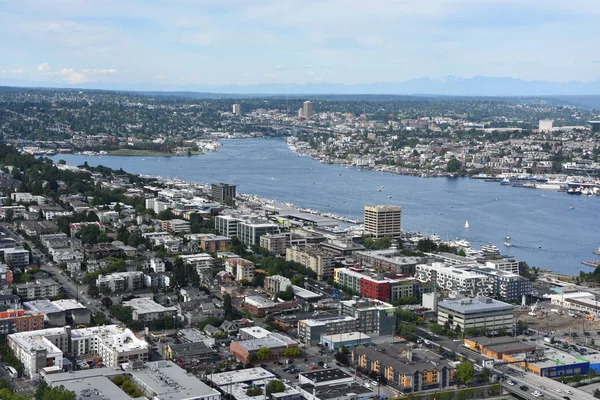 SEATTLE, WA - 12 Temmuz 2019 'da Seattle, Washington' daki Space Needle 'dan hava görüntüsü. Gözlem kulesi 1962 Dünya Fuarı için Seattle Center 'da inşa edildi ve 2.3 milyondan fazla ziyaretçi çekti..