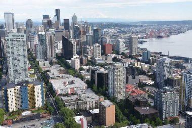 SEATTLE, WA - 12 Temmuz 2019 'da Seattle, Washington' daki Space Needle 'dan hava görüntüsü. Gözlem kulesi 1962 Dünya Fuarı için Seattle Center 'da inşa edildi ve 2.3 milyondan fazla ziyaretçi çekti..