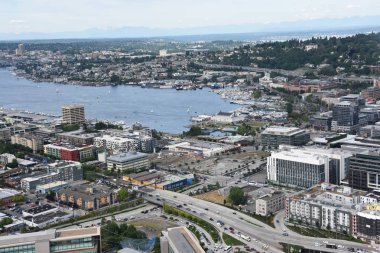 SEATTLE, WA - 12 Temmuz 2019 'da Seattle, Washington' daki Space Needle 'dan hava görüntüsü. Gözlem kulesi 1962 Dünya Fuarı için Seattle Center 'da inşa edildi ve 2.3 milyondan fazla ziyaretçi çekti..