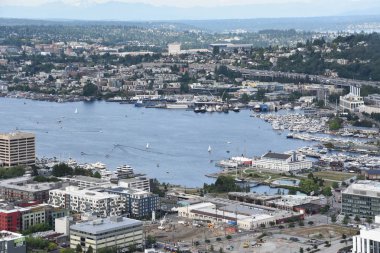 SEATTLE, WA - 12 Temmuz 2019 'da Seattle, Washington' daki Space Needle 'dan hava görüntüsü. Gözlem kulesi 1962 Dünya Fuarı için Seattle Center 'da inşa edildi ve 2.3 milyondan fazla ziyaretçi çekti..