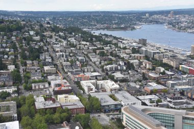 SEATTLE, WA - 12 Temmuz 2019 'da Seattle, Washington' daki Space Needle 'dan hava görüntüsü. Gözlem kulesi 1962 Dünya Fuarı için Seattle Center 'da inşa edildi ve 2.3 milyondan fazla ziyaretçi çekti..