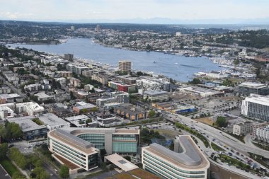 SEATTLE, WA - 12 Temmuz 2019 'da Seattle, Washington' daki Space Needle 'dan hava görüntüsü. Gözlem kulesi 1962 Dünya Fuarı için Seattle Center 'da inşa edildi ve 2.3 milyondan fazla ziyaretçi çekti..