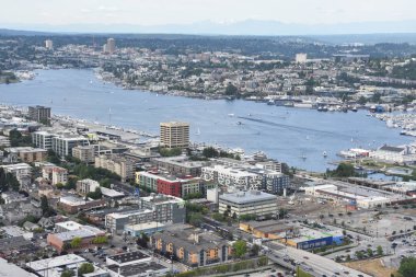 SEATTLE, WA - 12 Temmuz 2019 'da Seattle, Washington' daki Space Needle 'dan hava görüntüsü. Gözlem kulesi 1962 Dünya Fuarı için Seattle Center 'da inşa edildi ve 2.3 milyondan fazla ziyaretçi çekti..