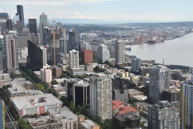 SEATTLE, WA - 12 Temmuz 2019 'da Seattle, Washington' daki Space Needle 'dan hava görüntüsü. Gözlem kulesi 1962 Dünya Fuarı için Seattle Center 'da inşa edildi ve 2.3 milyondan fazla ziyaretçi çekti..