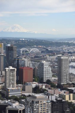 SEATTLE, WA - 12 Temmuz 2019 'da Seattle, Washington' daki Space Needle 'dan hava görüntüsü. Gözlem kulesi 1962 Dünya Fuarı için Seattle Center 'da inşa edildi ve 2.3 milyondan fazla ziyaretçi çekti..