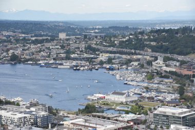 SEATTLE, WA - 12 Temmuz 2019 'da Seattle, Washington' daki Space Needle 'dan hava görüntüsü. Gözlem kulesi 1962 Dünya Fuarı için Seattle Center 'da inşa edildi ve 2.3 milyondan fazla ziyaretçi çekti..
