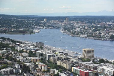 SEATTLE, WA - 12 Temmuz 2019 'da Seattle, Washington' daki Space Needle 'dan hava görüntüsü. Gözlem kulesi 1962 Dünya Fuarı için Seattle Center 'da inşa edildi ve 2.3 milyondan fazla ziyaretçi çekti..