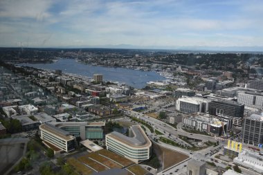 SEATTLE, WA - 12 Temmuz 2019 'da Seattle, Washington' daki Space Needle 'dan hava görüntüsü. Gözlem kulesi 1962 Dünya Fuarı için Seattle Center 'da inşa edildi ve 2.3 milyondan fazla ziyaretçi çekti..