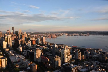SEATTLE, WA - 12 Temmuz 2019 'da Seattle, Washington' daki Space Needle 'dan hava görüntüsü. Gözlem kulesi 1962 Dünya Fuarı için Seattle Center 'da inşa edildi ve 2.3 milyondan fazla ziyaretçi çekti..