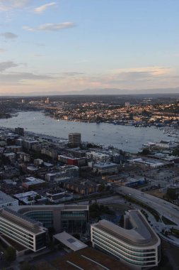 SEATTLE, WA - 12 Temmuz 2019 'da Seattle, Washington' daki Space Needle 'dan hava görüntüsü. Gözlem kulesi 1962 Dünya Fuarı için Seattle Center 'da inşa edildi ve 2.3 milyondan fazla ziyaretçi çekti..