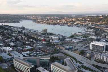 SEATTLE, WA - 12 Temmuz 2019 'da Seattle, Washington' daki Space Needle 'dan hava görüntüsü. Gözlem kulesi 1962 Dünya Fuarı için Seattle Center 'da inşa edildi ve 2.3 milyondan fazla ziyaretçi çekti..