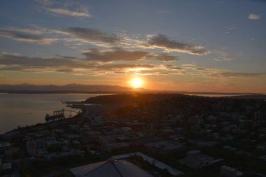 SEATTLE, WA - 12 Temmuz 2019 'da günbatımı görüntüsü Seattle, Washington' daki Space Needle 'ın tepesini oluşturur. Gözlem kulesi 1962 Dünya Fuarı için Seattle Center 'a inşa edildi ve 2.3 milyondan fazla ziyaretçi çekti..