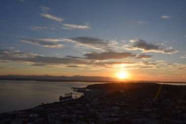 SEATTLE, WA - 12 Temmuz 2019 'da günbatımı görüntüsü Seattle, Washington' daki Space Needle 'ın tepesini oluşturur. Gözlem kulesi 1962 Dünya Fuarı için Seattle Center 'a inşa edildi ve 2.3 milyondan fazla ziyaretçi çekti..