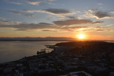SEATTLE, WA - 12 Temmuz 2019 'da günbatımı görüntüsü Seattle, Washington' daki Space Needle 'ın tepesini oluşturur. Gözlem kulesi 1962 Dünya Fuarı için Seattle Center 'a inşa edildi ve 2.3 milyondan fazla ziyaretçi çekti..