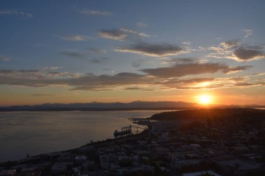 SEATTLE, WA - 12 Temmuz 2019 'da günbatımı görüntüsü Seattle, Washington' daki Space Needle 'ın tepesini oluşturur. Gözlem kulesi 1962 Dünya Fuarı için Seattle Center 'a inşa edildi ve 2.3 milyondan fazla ziyaretçi çekti..