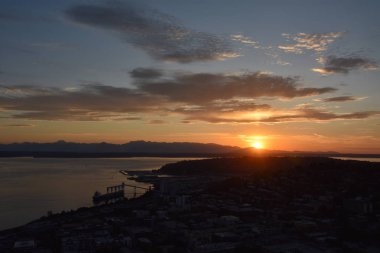 SEATTLE, WA - 12 Temmuz 2019 'da günbatımı görüntüsü Seattle, Washington' daki Space Needle 'ın tepesini oluşturur. Gözlem kulesi 1962 Dünya Fuarı için Seattle Center 'a inşa edildi ve 2.3 milyondan fazla ziyaretçi çekti..