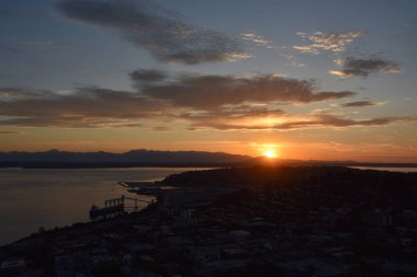 SEATTLE, WA - 12 Temmuz 2019 'da günbatımı görüntüsü Seattle, Washington' daki Space Needle 'ın tepesini oluşturur. Gözlem kulesi 1962 Dünya Fuarı için Seattle Center 'a inşa edildi ve 2.3 milyondan fazla ziyaretçi çekti..