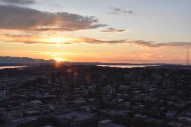SEATTLE, WA - 12 Temmuz 2019 'da günbatımı görüntüsü Seattle, Washington' daki Space Needle 'ın tepesini oluşturur. Gözlem kulesi 1962 Dünya Fuarı için Seattle Center 'a inşa edildi ve 2.3 milyondan fazla ziyaretçi çekti..