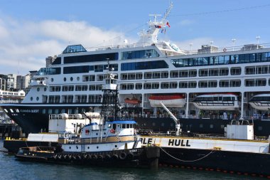SEATTLE, WA - 13 Haziran 2019 'da görüldüğü gibi Azamara Quest yolcu gemisi Seattle, Washington' a yanaştı.