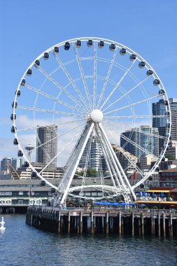 Seattle, Wa - Haz 13: Seattle Great Wheel seattle, Washington, 13 Haziran 2019 tarihinde görüldüğü gibi. 175 feet genel yüksekliği ile, 29 Haziran 2012 tarihinde açıldığında Amerika Birleşik Devletleri'nin Batı Kıyısında en yüksek dönme dolap oldu.