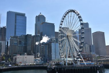 Seattle, Wa - Haz 13: Seattle Great Wheel seattle, Washington, 13 Haziran 2019 tarihinde görüldüğü gibi. 175 feet genel yüksekliği ile, 29 Haziran 2012 tarihinde açıldığında Amerika Birleşik Devletleri'nin Batı Kıyısında en yüksek dönme dolap oldu.
