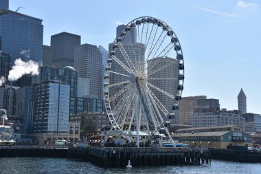 Seattle, Wa - Haz 13: Seattle Great Wheel seattle, Washington, 13 Haziran 2019 tarihinde görüldüğü gibi. 175 feet genel yüksekliği ile, 29 Haziran 2012 tarihinde açıldığında Amerika Birleşik Devletleri'nin Batı Kıyısında en yüksek dönme dolap oldu.