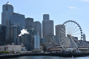 Seattle, Wa - Jul 15: Seattle Great Wheel in Seattle, Washington, 15 Temmuz 2019'da görüldüğü gibi. 175 feet genel yüksekliği ile, 29 Haziran 2012 tarihinde açıldığında Amerika Birleşik Devletleri'nin Batı Kıyısında en yüksek dönme dolap oldu.