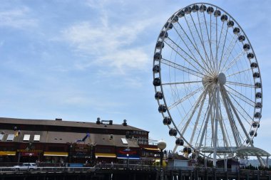 Seattle, Wa - Jul 15: Seattle Great Wheel in Seattle, Washington, 15 Temmuz 2019'da görüldüğü gibi. 175 feet genel yüksekliği ile, 29 Haziran 2012 tarihinde açıldığında Amerika Birleşik Devletleri'nin Batı Kıyısında en yüksek dönme dolap oldu.