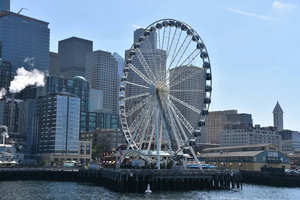 Seattle, Wa - Haz 13: Seattle Great Wheel seattle, Washington, 13 Haziran 2019 tarihinde görüldüğü gibi. 175 feet genel yüksekliği ile, 29 Haziran 2012 tarihinde açıldığında Amerika Birleşik Devletleri'nin Batı Kıyısında en yüksek dönme dolap oldu.
