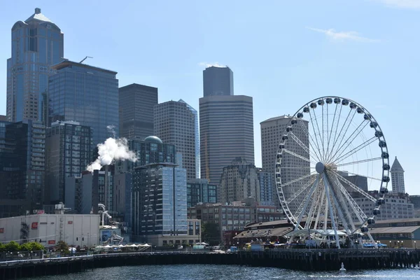Seattle, Wa - Jul 15: Seattle Great Wheel in Seattle, Washington, 15 Temmuz 2019'da görüldüğü gibi. 175 feet genel yüksekliği ile, 29 Haziran 2012 tarihinde açıldığında Amerika Birleşik Devletleri'nin Batı Kıyısında en yüksek dönme dolap oldu.