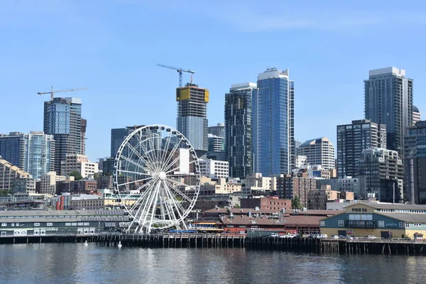 Seattle, Wa - Jul 15: Seattle Great Wheel in Seattle, Washington, 15 Temmuz 2019'da görüldüğü gibi. 175 feet genel yüksekliği ile, 29 Haziran 2012 tarihinde açıldığında Amerika Birleşik Devletleri'nin Batı Kıyısında en yüksek dönme dolap oldu.