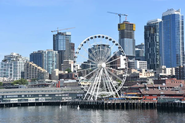 Seattle, Wa - Jul 15: Seattle Great Wheel in Seattle, Washington, 15 Temmuz 2019'da görüldüğü gibi. 175 feet genel yüksekliği ile, 29 Haziran 2012 tarihinde açıldığında Amerika Birleşik Devletleri'nin Batı Kıyısında en yüksek dönme dolap oldu.