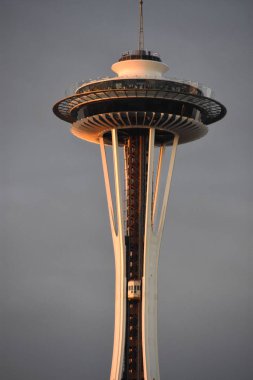 SEATTLE, WA - 13 Haziran 2019 'da Seattle, Washington' da Space Needle. Gözlem kulesi 1962 Dünya Fuarı için Seattle Center 'da inşa edildi ve 2.3 milyondan fazla ziyaretçi çekti..