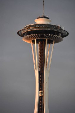 SEATTLE, WA - 13 Haziran 2019 'da Seattle, Washington' da Space Needle. Gözlem kulesi 1962 Dünya Fuarı için Seattle Center 'da inşa edildi ve 2.3 milyondan fazla ziyaretçi çekti..